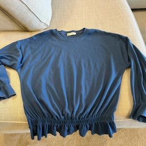 Pretty blue casual top. Bell and gathered sleeves and waist. 2xl